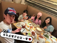 吴尊晒一家子北京游照片 一家子幸福感满满