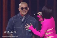 大S老公婚后翻红！现身金曲奖秀中文，上台遭小姨子袭胸显尴尬