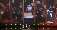 王丹妮获得金像奖最佳新演员奖，上台激动落泪：感谢梅姐廖启智
