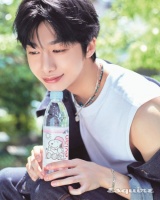 MONSTA X成员蔡亨源最新杂志写真笑容可爱