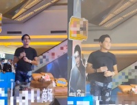 62岁齐秦近况曝光！站商场中间卖力演出，背景简陋显凄凉