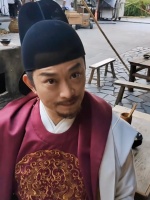 49岁黄海冰在片场晒娃，女儿夸其为最帅的人，网友直呼真的很帅