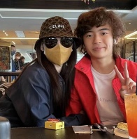张柏芝大儿子近照大变样，15岁留长发似流浪汉，没继承父母美貌？