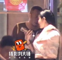 49岁杨坤与美女聚餐！女方前凸后翘身材辣，两人贴身热聊显亲密