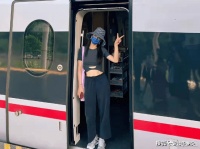 42岁殷桃坐高铁引争议！站车门口秀腹肌无人识，单身多年没人敢娶