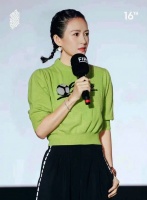 章子怡周冬雨出席电影展晚席 两人亲切合照