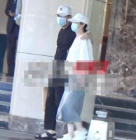 陈建斌蒋勤勤逛街被拍，一路搂肩热聊好甜蜜，男方脚踩凉鞋打扮朴素