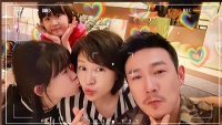 陆毅晒全家福为妻子庆生！夫妻甜蜜依偎好恩爱，女儿嘟嘴亲吻妈妈