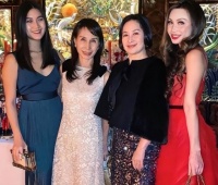 何超凤女儿罕见出镜，和小姨妈何超欣逛街购物，身材超好颜值很高