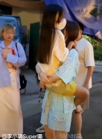9岁甜馨与妈妈出游！身高猛涨熊抱妈妈变化大，引起网友热议