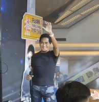 62岁齐秦现身四川商演，穿金戴银肚腩显眼，大胆搂女粉丝太亲密！