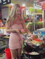 广东“炒粉西施”夜市走红，穿包臀裙露纹身，被质疑摆拍痕迹过重