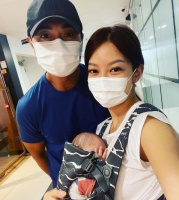 父子俩嘴对嘴亲吻！TVB小生郑俊弘与何雁诗为儿子庆出生2个月