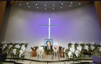 名导葬礼举行：钟楚红一言不发洪金宝白发拄拐，遗像旁围白色花海