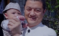 李亚鹏的小女儿长得像姐姐李嫣，肥嘟嘟的表情非常可爱