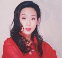 消失多年，56岁林忆莲现身替干爹庆生，网友直呼认不出