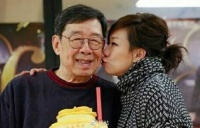 56岁林忆莲罕见露面，素颜录视频贺干爹胡枫90岁生日