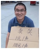 网红姜涛和团队吃散伙饭，桌上饭菜寒酸，鞠躬道歉后女助理落泪