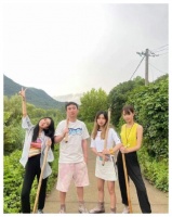 王思聪带3美女下乡干活，直接把锄头扛肩上，表情冷漠略微发福