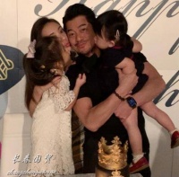 郭富城与岳父同框，翁婿两人只相差2岁，岳父曾是城城的忠实歌迷