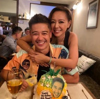 前TVB女艺人钟丽淇与老公吃饭庆生 夫妻俩享受浪漫拍贴脸合影