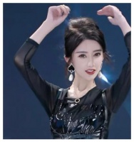 703万粉丝网红王霖户外首秀，现场引网友围观，被赞颜值天花板