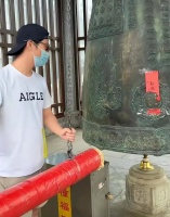 31岁何超莲疑未婚先孕，挺皮球大肚现身寺庙敲钟，窦骁小心呵护