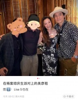 杨紫琼生日宴画面曝光，穿吊带裙打扮性感，搂77岁富豪老公秀恩爱