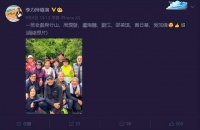 周润发与老戏骨们一起爬山，满头白发骨瘦如柴，在人群中十分显眼