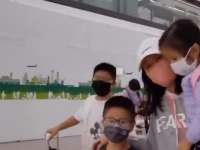 大阵仗！38岁香港女星举家移民，机场携带十多个行李箱惹争议