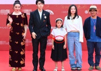梅婷9岁女儿穿露脐装走红毯！眼睛嘴巴太像妈，对镜挥手长高不少