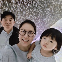 吕方一家三口看展览罕露脸，两岁女儿可爱像父亲，吕方发福太明显