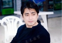 他是第一个来内地发展的港星，从艺40年，66岁两鬓斑白变成这样了