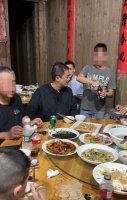 李亚鹏乡下吃酒席太豪迈，用大碗喝拉罐啤酒，胸前打湿掉一大片