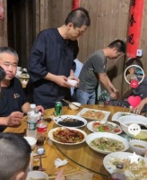李亚鹏低调现身农村吃席，喝低价啤酒毫无架子，头发稀少状态好