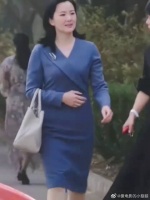 老季的一句要低调，刘静一个包从头背到尾