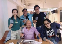 谭咏麟提早庆72岁生日，传奇港姐郑文雅惊喜现身