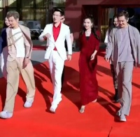陈浩民孙耀威顶烈日为网红伴舞，直播带货沦为背景板，网友：太掉价