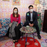 霍启刚带子女搭港铁出行去买菜回家 子女没位置坐也没撒娇和抱怨