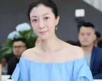 49岁吴绮莉近况曝光，全素颜亮相状态极好，一脸冻龄身材完美