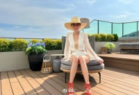 52岁李嘉欣近照曝光，穿泳衣秀好身材，一脸冻龄状态超好