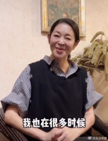 倪萍近照曝光引热议！大热天在家穿毛坎肩，五官与年轻时判若两人
