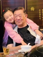 演员高明现身昆明路边摊，喝凉茶啃鸡爪，80岁一头白发儿孙满堂