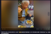80岁戏骨高明深夜吃路边摊，坐街头大口啃鸡爪，满头银发手脚利索