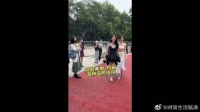 手拉手走红毯，爱甜妹！
