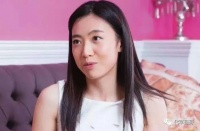从美女助理到香港富婆，拿走丈夫500亿后，甘比过得似乎并不开心