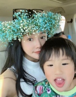 好美！冉莹颖曝光与三胎合影近照引围观，网友：请以后化淡妆