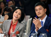 李亚鹏乡下吃席接地气，没空调，没高档酒，依然和老乡打成一片