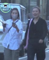 马思纯开豪车出街，疑逆行还朝窗外扔垃圾，被吐槽素质堪忧！