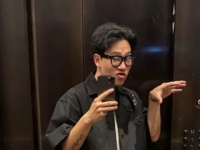 陈坤20岁儿子罕晒近况，穿着时髦表情搞怪，身居国外与父亲分离